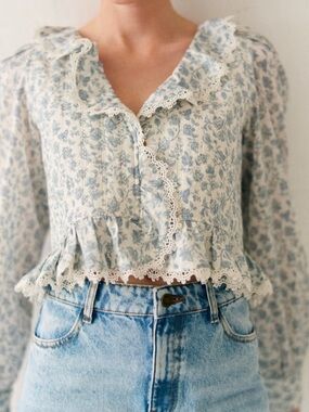 SOLD Like New Sézane Alexiana Blouse in Romantic Ecru Garden Print Size 6/38